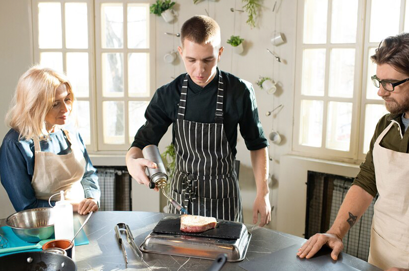 Atelier culinaire pour apprendre une langue étrangère